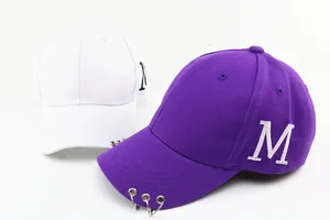 Détail de casquettes de baseball en coton blanc et violet avec anneaux et broderie M