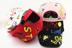 Dettaglio di stampe graffiti LOVE e fibbia in metallo su cappellini in cotone impilati