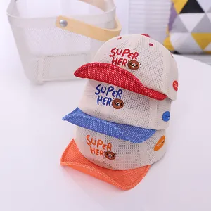 Détail des casquettes en maille pour enfants avec broderie ours et texte super-héros