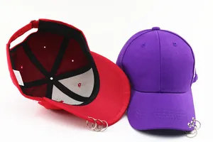 Détails des casquettes en coton rouge et violet avec trois anneaux métalliques
