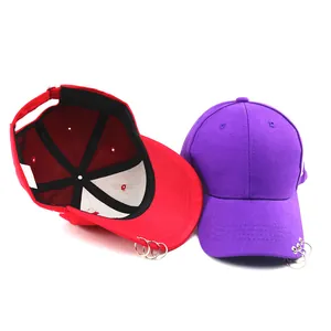 Casquettes de baseball tendance rouge et violette avec trois anneaux métalliques décoratifs