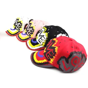 Cappellini da baseball graffiti per bambini con scritte LOVE in quattro colori