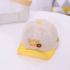Détail de la casquette en maille pour enfant avec broderie jaune SUPER HERO et ours