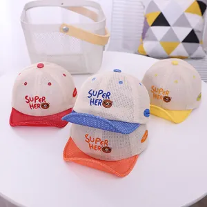 Détail de casquettes en maille pour enfants avec broderie ours Super Hero en plusieurs couleurs