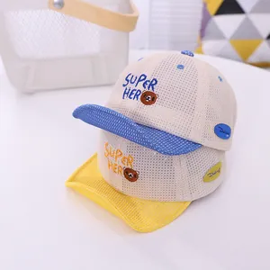 Détail de casquettes de baseball en mesh pour enfants avec broderie ours Super Hero
