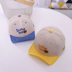 Détail du tissu en maille respirante sur les casquettes bébé avec broderie ours Super Hero