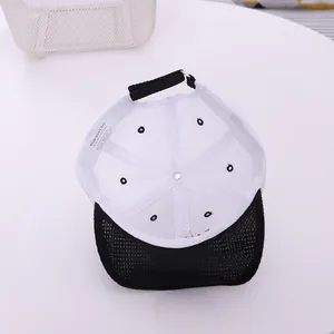 Détail de l'intérieur de la casquette enfant montrant la maille et la sangle réglable
