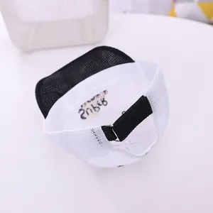Détail du tissu en maille blanche respirante et de la sangle réglable sur casquette enfant