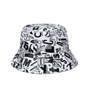 Bob unisexe en toile avec imprimé lettres style journal sur un fond blanc pur