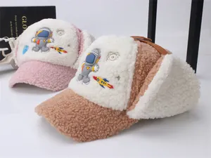 Détail des casquettes de baseball en polaire pour enfants avec écussons d'astronaute