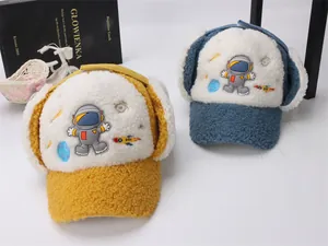 Détail des bonnets d'aviateur épais pour enfants en polaire avec écussons d'astronaute et oreillettes