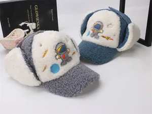 Gros plan de bonnets russes épais en sherpa avec broderies astronaute et fusée