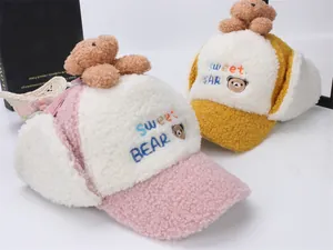 Dettaglio cappello invernale neonato con fodera in lana e ricamo a forma di orso