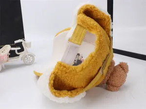 Dettaglio del cappello da pilota per bambini con paraorecchie e cinturino regolabile giallo
