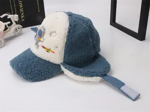 Détails du bonnet aviateur bleu pour enfant en polaire avec écussons astronaute et lanière