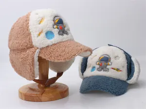 Détail du bonnet aviateur pour enfant avec écusson astronaute et doublure polaire