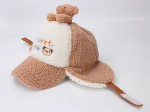 Dettaglio cappello orso marrone per bambini con fodera in pile e sottogola sicuro