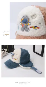 Vue détaillée du bonnet en polaire pour enfant avec écusson astronaute et protège-oreilles