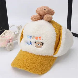 Berretto invernale giallo per bambini con paraorecchie e peluche a forma di orso