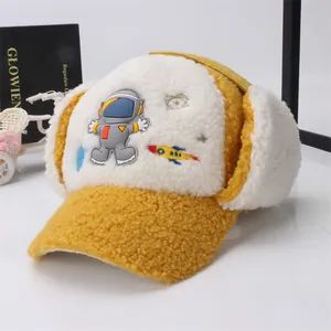 Détail d'une chapka pour enfant avec écussons astronaute et cache-oreilles thermiques