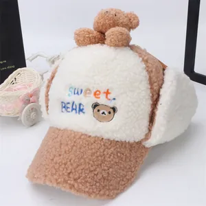 Dettaglio del cappello invernale in pile per bambini con orecchie d'orso e ricami