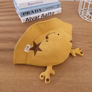 Λεπτομέρεια κίτρινου κοτλέ καπέλου για παιδιά με σχέδιο αστέρι και χαριτωμένα 3D νύχια
