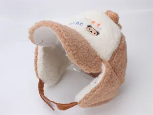 Dettaglio cappello invernale per bambini con calda fodera in peluche e ricamo orso