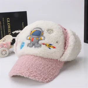 Bonnet d'aviateur pelucheux rose et beige pour enfant avec écusson astronaute et fusée