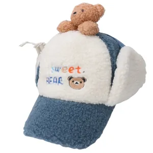 Berretto invernale per bambini in pile blu e bianco con simpatico ornamento a orsetto