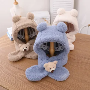 Texture détaillée des écharpes à capuche ours pour enfants en bleu, beige et marron