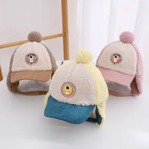 Dettaglio di cappelli russi per neonati con pompon, tesa in velluto e lana d'agnello