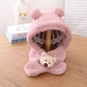 Détail de l'ensemble bonnet écharpe ours en peluche rose avec oreilles et mascotte