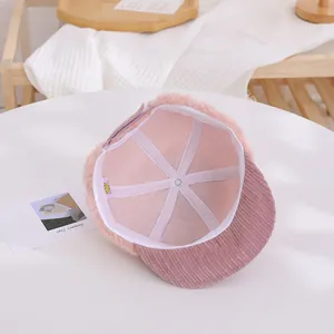 Détail d'une casquette bébé rose avec doublure en maille et protège-oreilles chauds