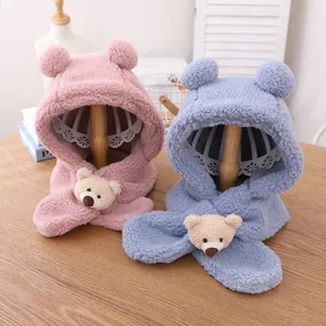 Détail de capuches à oreilles d'ours en peluche épaisse de couleur rose et bleue