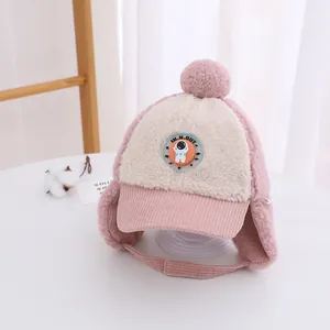 Dettaglio della visiera in velluto a coste rosa e cappello in peluche con badge astronauta