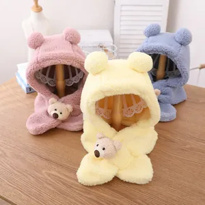 Détail des écharpes à capuche en polaire rose, jaune et bleu avec de mignonnes oreilles d'ours
