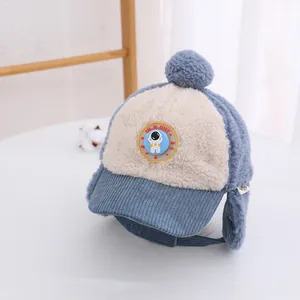 Dettaglio cappello invernale in velluto blu per neonati con paraorecchie e fodera calda