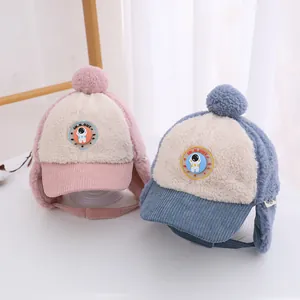 Dettaglio cappelli invernali per neonati con fodera in pile, cinturino e pompon