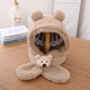 Détail de l'écharpe à capuche en peluche beige avec motif d'ours en peluche mignon