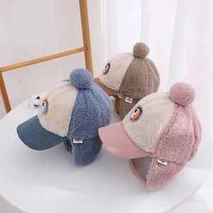 Berretti invernali bimbo con paraorecchie e pompon in rosa, blu e marrone