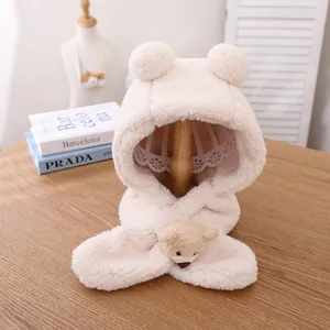 Détail d'un bonnet écharpe en peluche pour enfant avec oreilles d'ours mignonnes