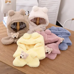 Détail montrant cinq couleurs d'ensembles bonnet et écharpe en peluche ours pour enfants