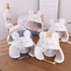 Dettaglio di berretti invernali colorati per bambini con orecchie di coniglio e lacci