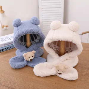 Vue détaillée d'une écharpe à capuche d'hiver en polaire pour enfants avec oreilles d'ours
