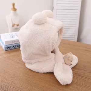 Détail de l'écharpe bonnet bébé en peluche beige avec petit ours en peluche