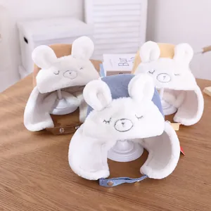 Dettaglio di cappelli russi in peluche per bambini con ricamo a orso in blu e marrone