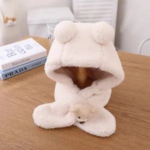 Détail de l'écharpe à capuche en peluche beige avec oreilles et petit ornement d'ours