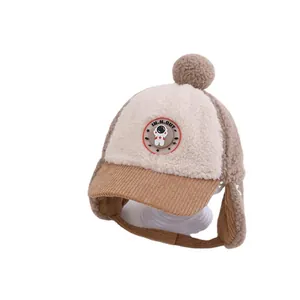 Caldo cappello da aviatore per bambini con pompon e patch astronauta color panna