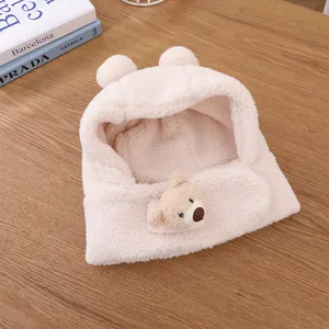 Détail du bonnet d'hiver en peluche pour enfant avec motif d'ours et oreilles 3D