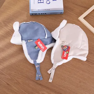 Dettaglio del cappello invernale per bambini foderato in peluche con paraorecchie morbidi